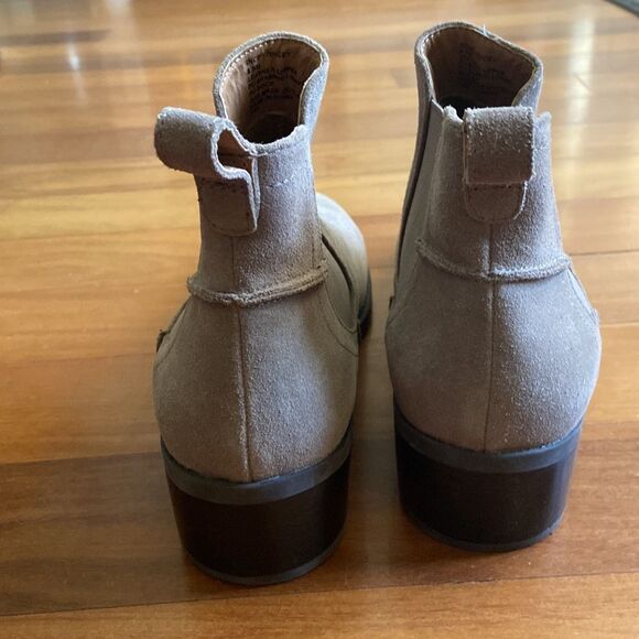 Steve Madden Tan Taupe Suede Pull-on Minimalist Chelsea Flat Booties Size 8.5 - Picture 2 of 11